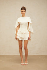 Vestido Escultural com Babados Assimétricos e Detalhe Estilo Xale