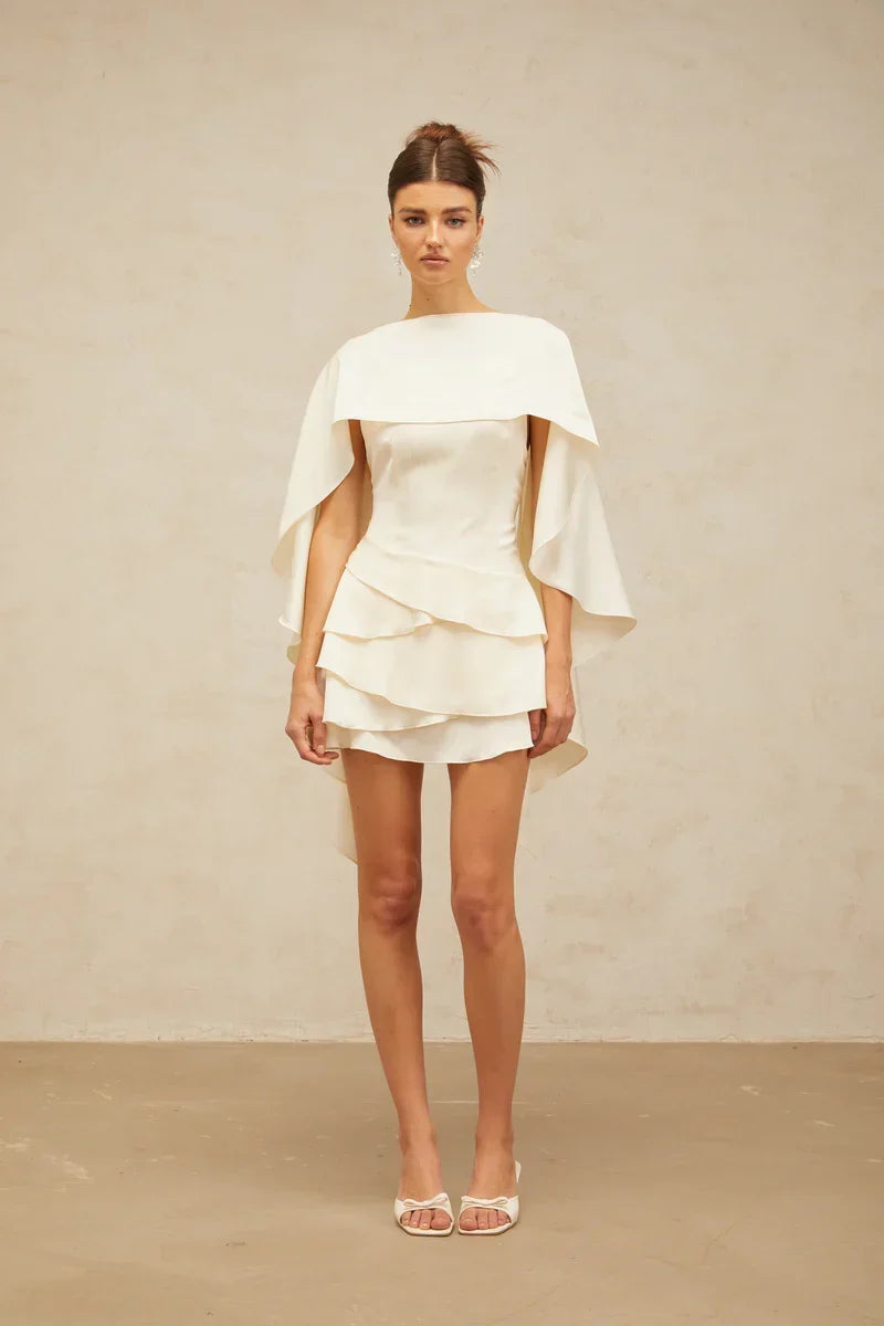 Vestido Escultural com Babados Assimétricos e Detalhe Estilo Xale