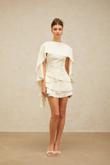 Vestido Escultural com Babados Assimétricos e Detalhe Estilo Xale