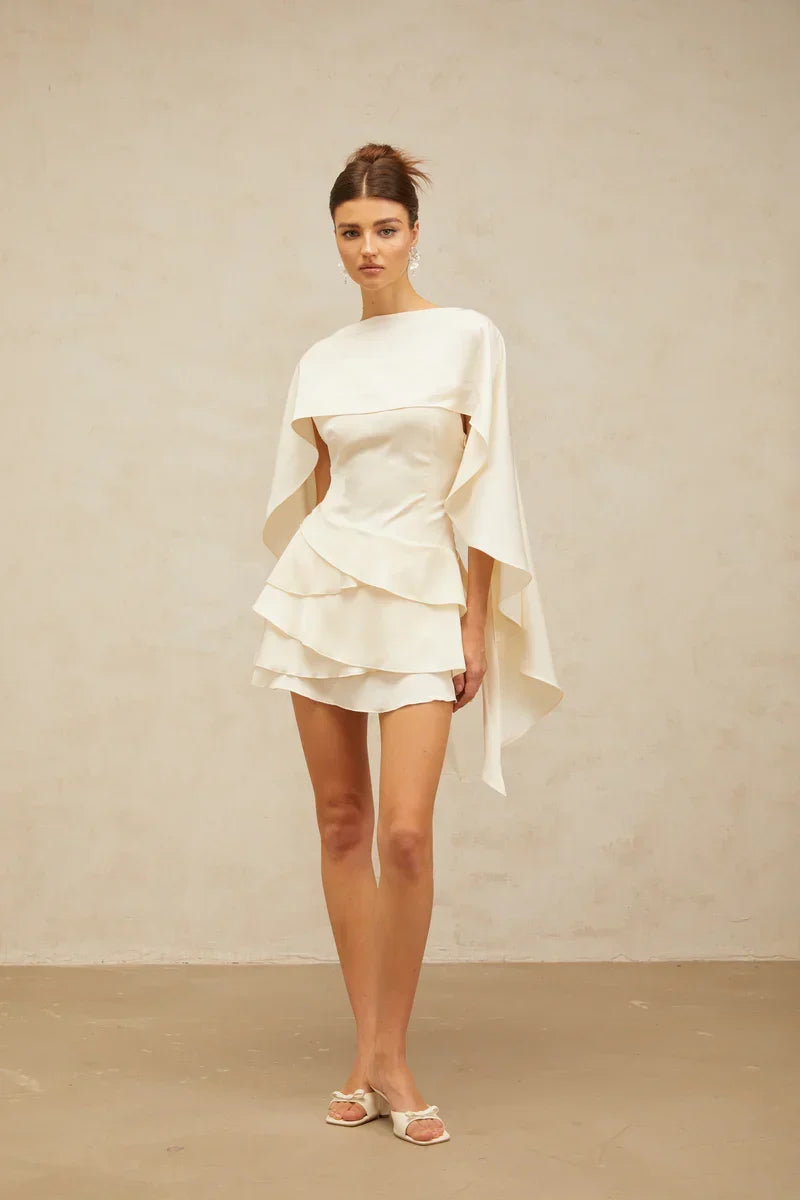 Vestido Escultural com Babados Assimétricos e Detalhe Estilo Xale