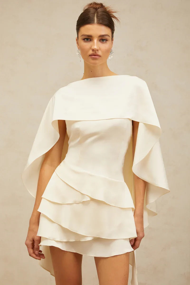 Vestido Escultural com Babados Assimétricos e Detalhe Estilo Xale