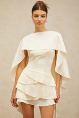 Vestido Escultural com Babados Assimétricos e Detalhe Estilo Xale