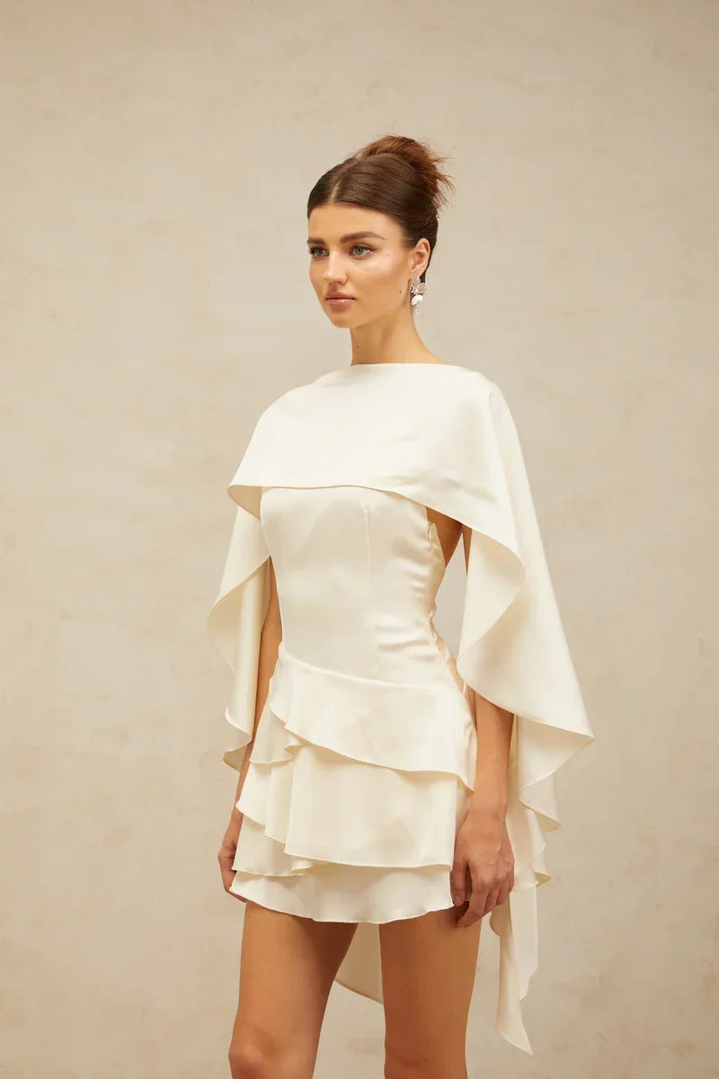 Vestido Escultural com Babados Assimétricos e Detalhe Estilo Xale