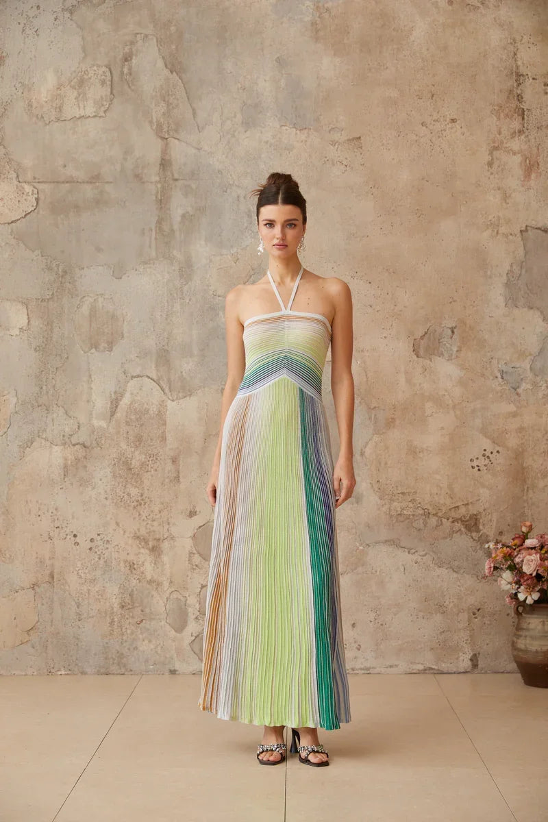Vestido Contraste de Cores e Silhueta Alongada