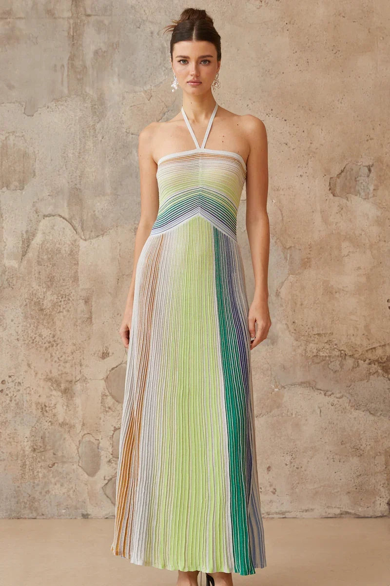 Vestido Contraste de Cores e Silhueta Alongada