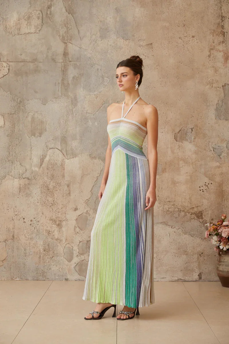 Vestido Contraste de Cores e Silhueta Alongada