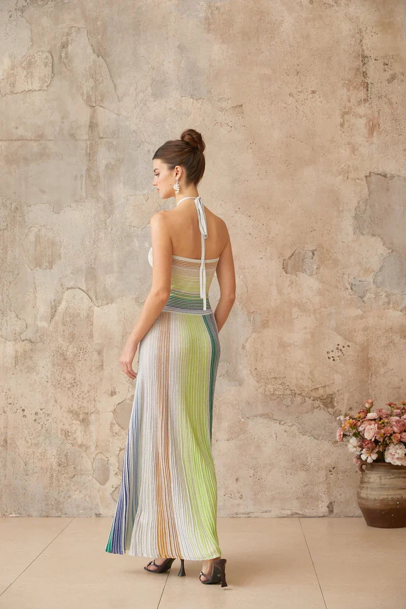 Vestido Contraste de Cores e Silhueta Alongada