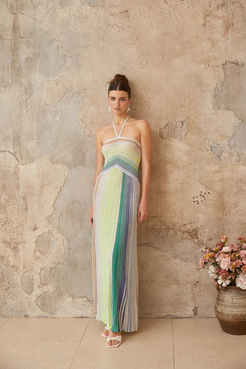 Vestido Contraste de Cores e Silhueta Alongada