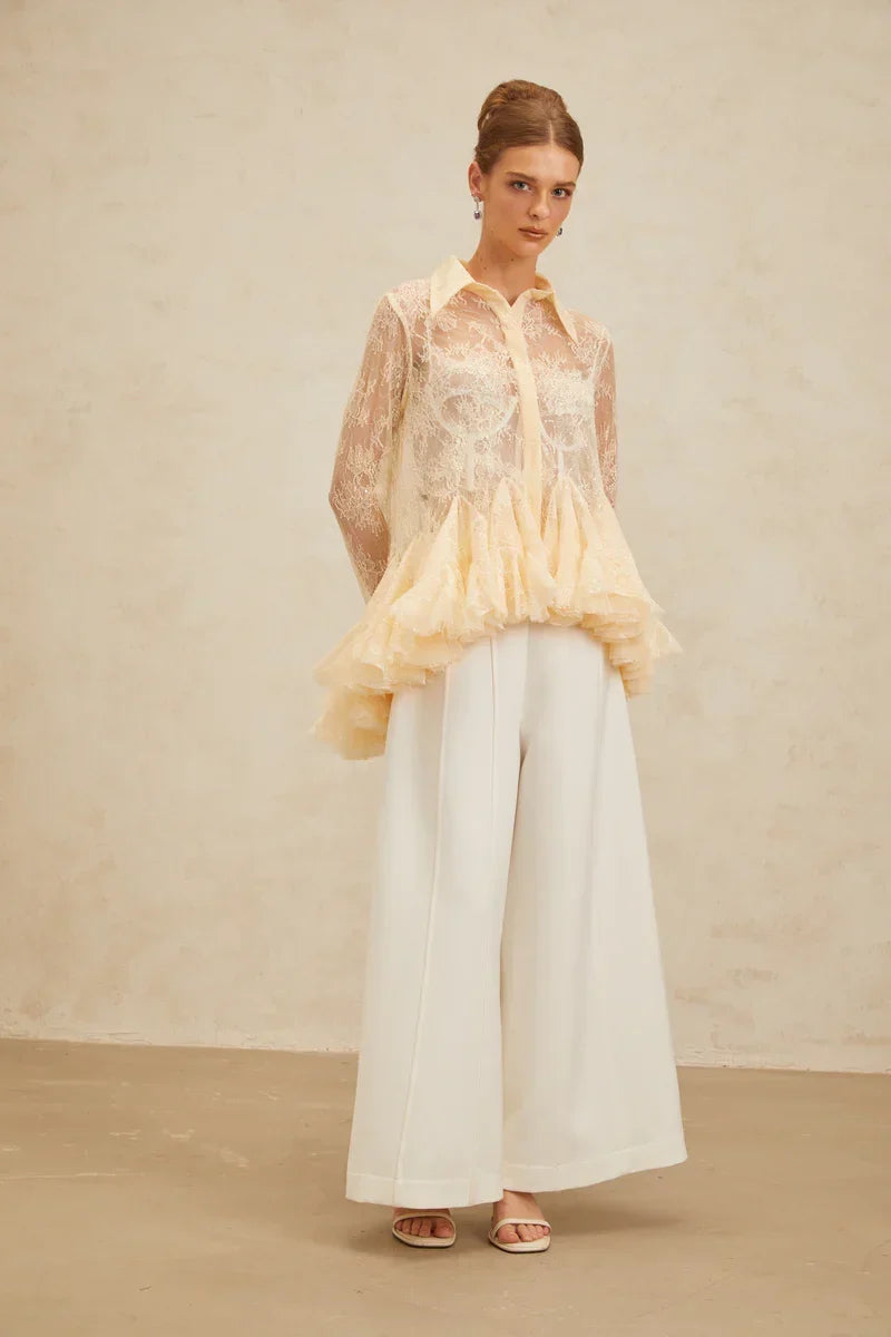 Blusa em Renda Neutra com Cintura Marcada e Detalhe Peplum