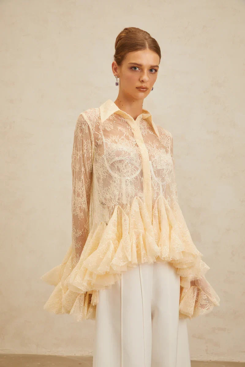 Blusa em Renda Neutra com Cintura Marcada e Detalhe Peplum
