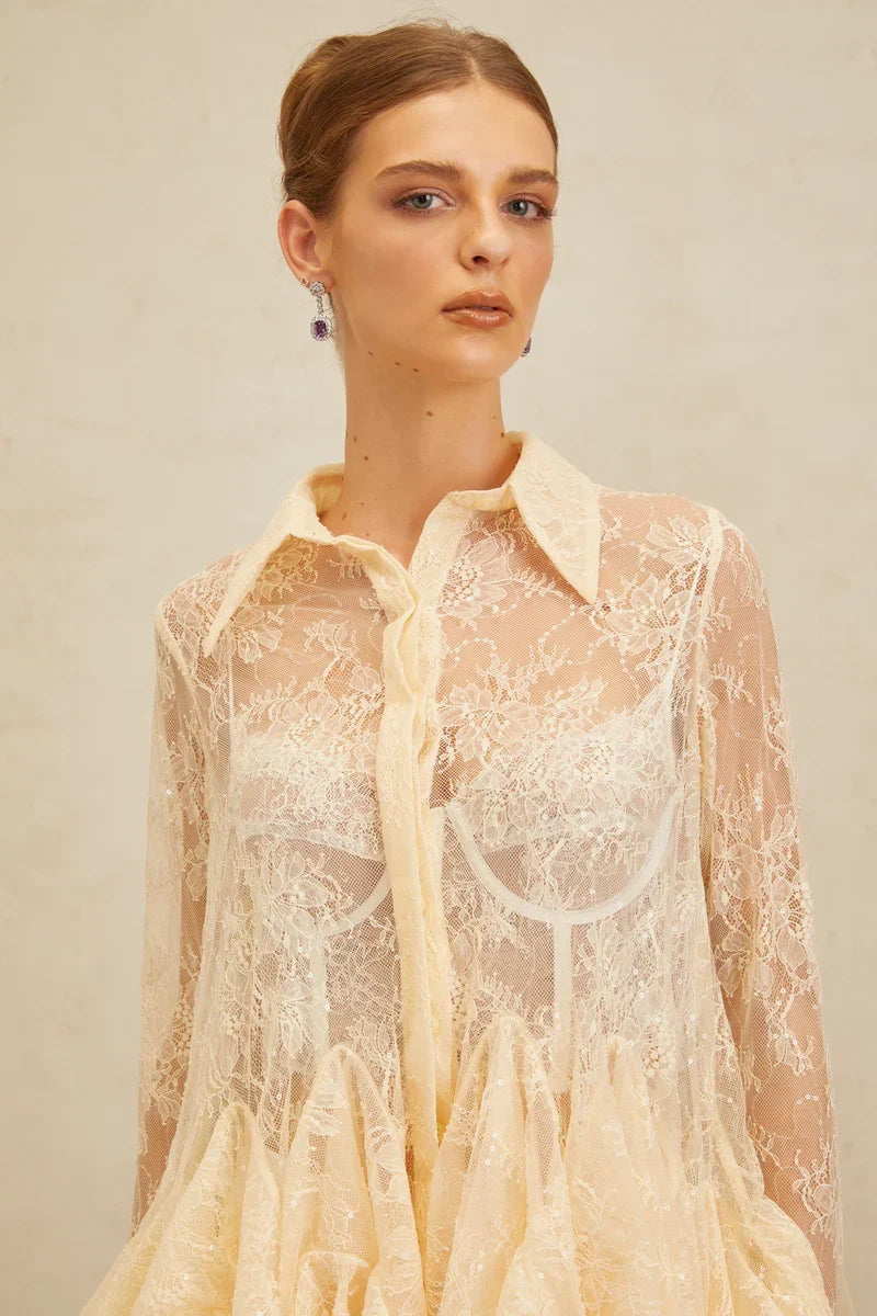 Blusa em Renda Neutra com Cintura Marcada e Detalhe Peplum