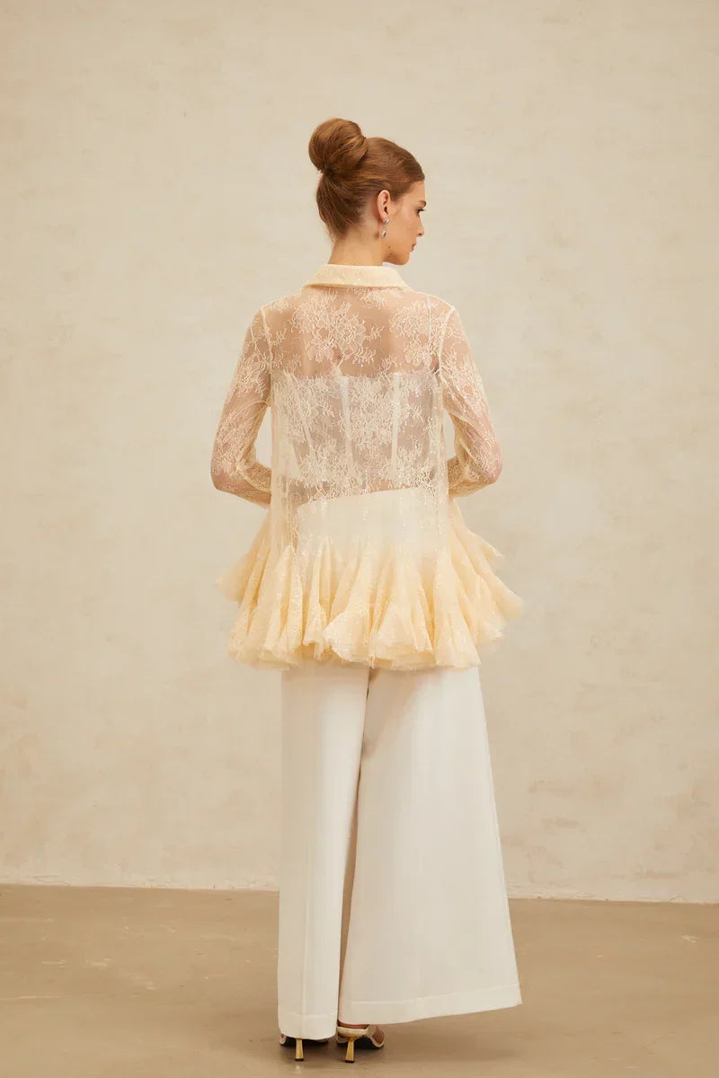 Blusa em Renda Neutra com Cintura Marcada e Detalhe Peplum