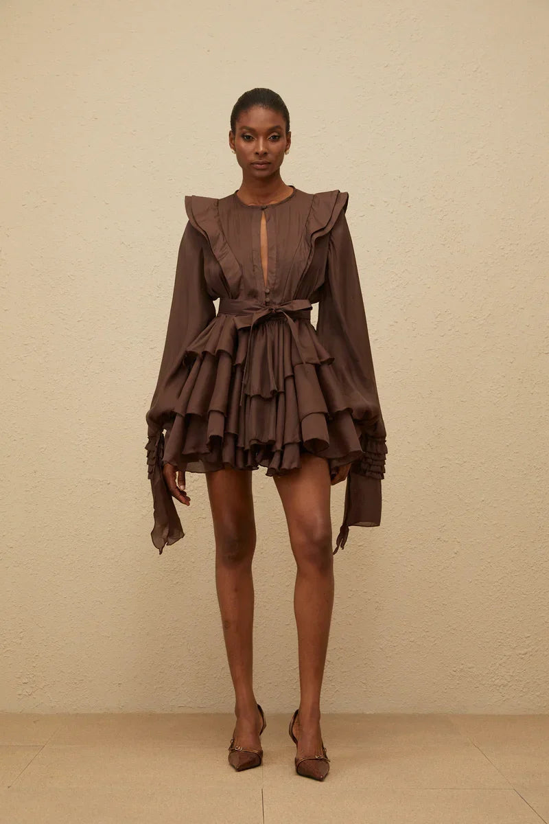 Vestido Curto Estruturado em Camadas Sofisticado