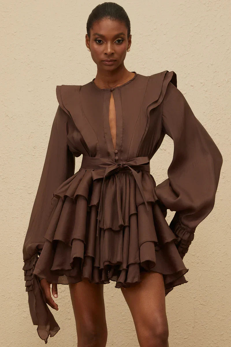 Vestido Curto Estruturado em Camadas Sofisticado
