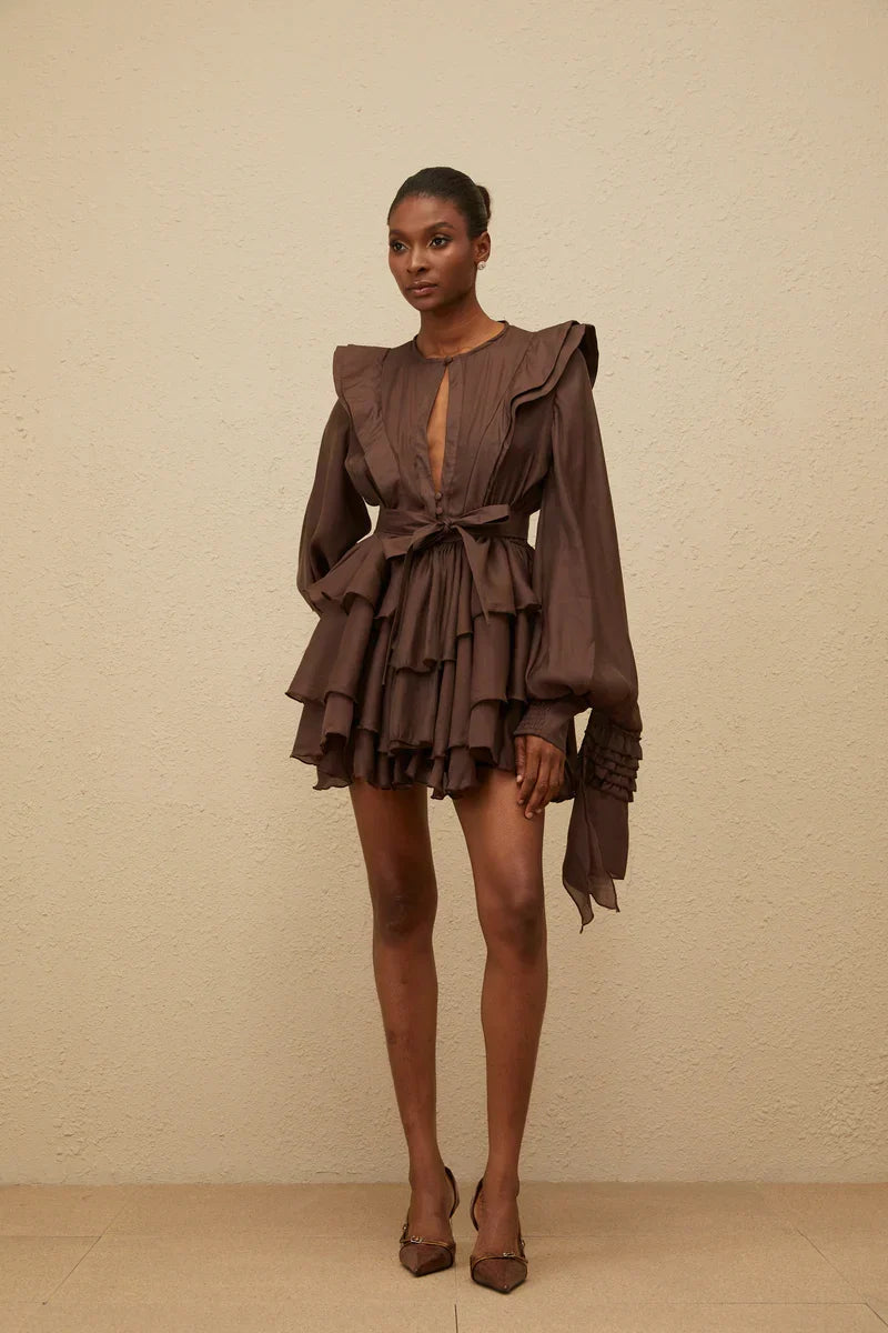 Vestido Curto Estruturado em Camadas Sofisticado