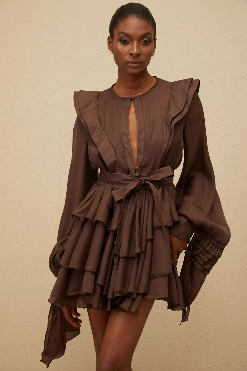 Vestido Curto Estruturado em Camadas Sofisticado