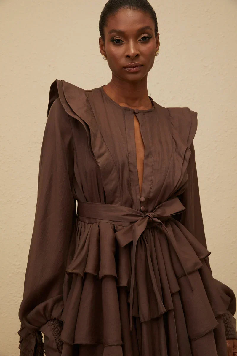 Vestido Curto Estruturado em Camadas Sofisticado