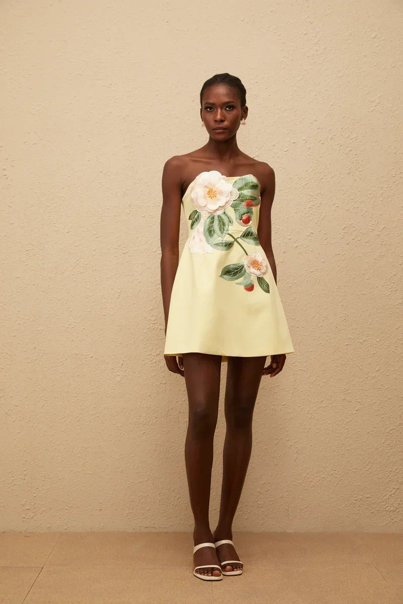 Vestido Floral com Cintura Marcada e Fluidez Natural