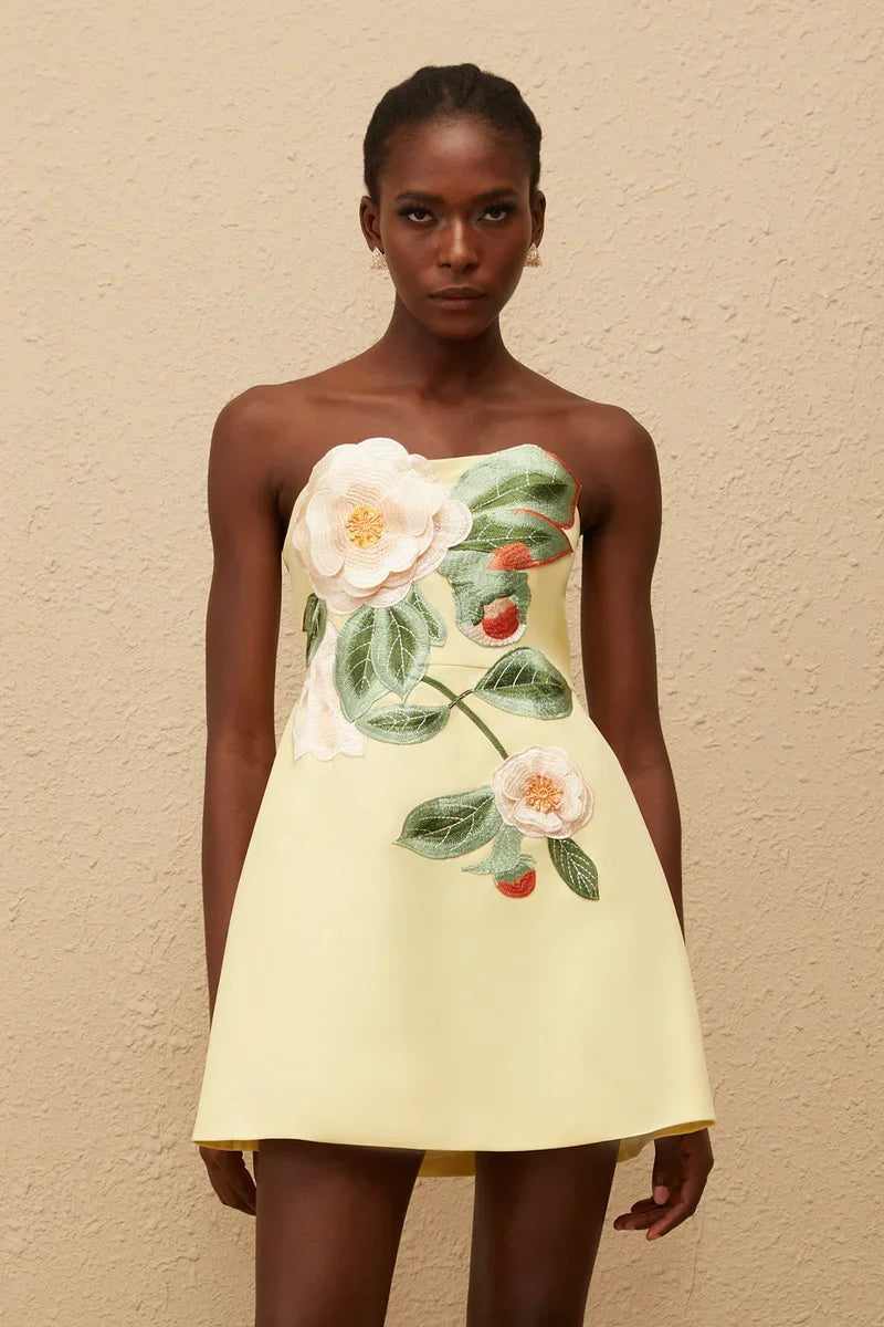 Vestido Floral com Cintura Marcada e Fluidez Natural
