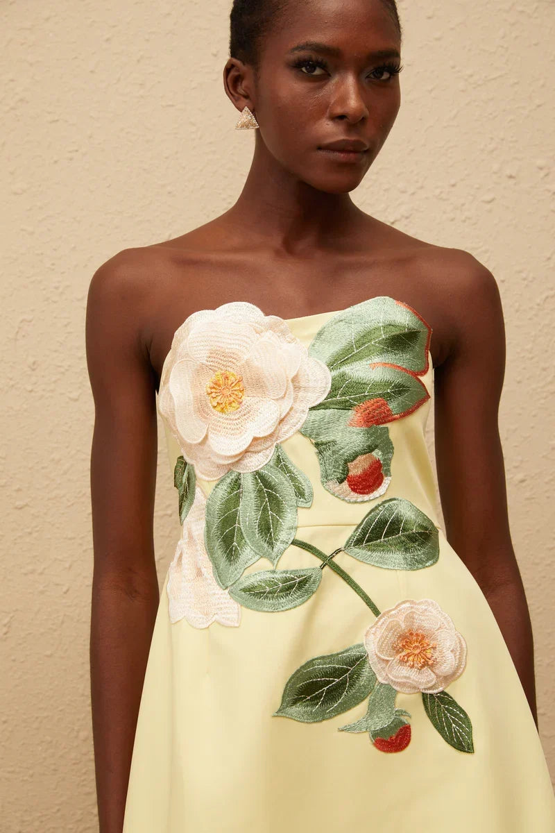 Vestido Floral com Cintura Marcada e Fluidez Natural