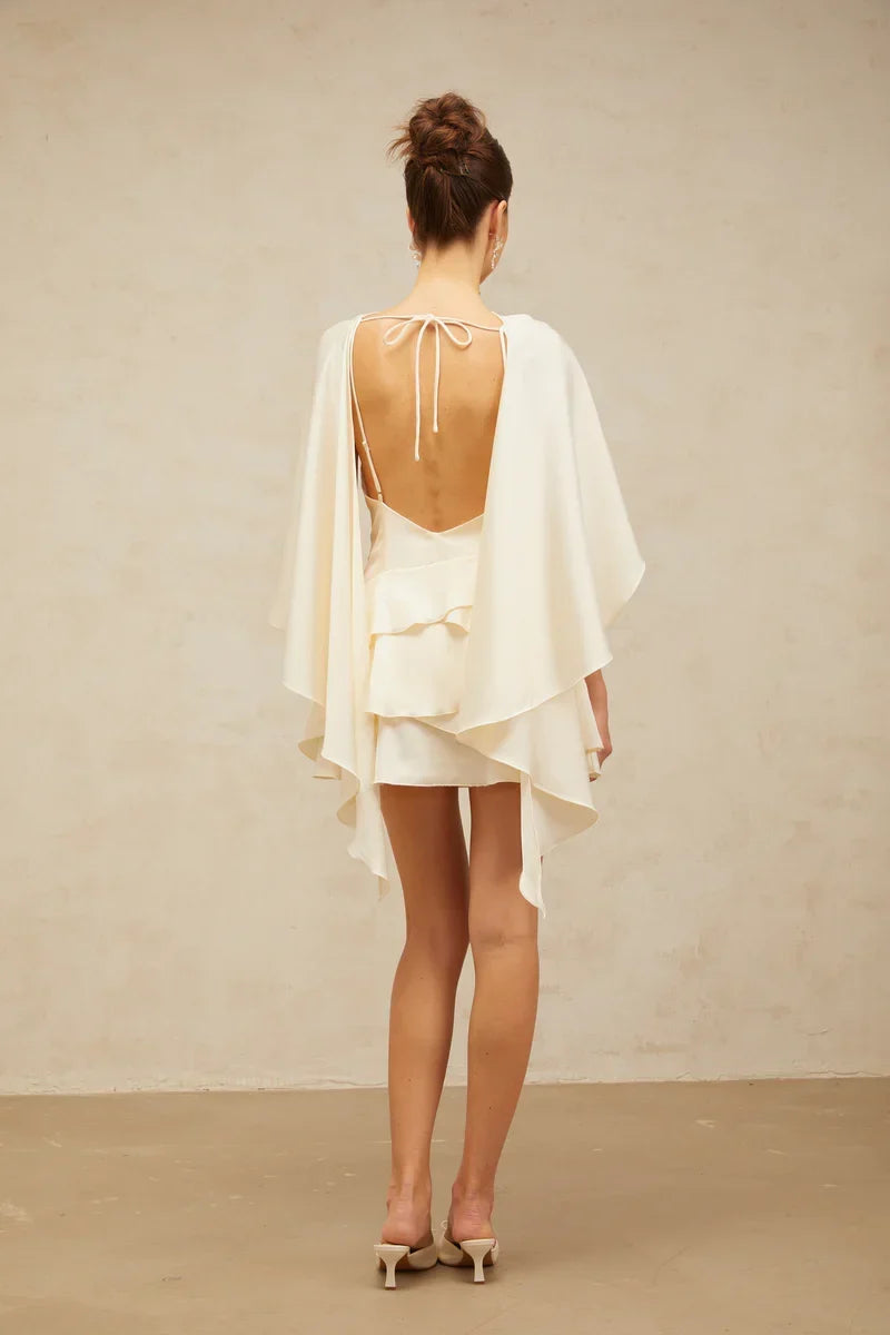 Vestido Escultural com Babados Assimétricos e Detalhe Estilo Xale