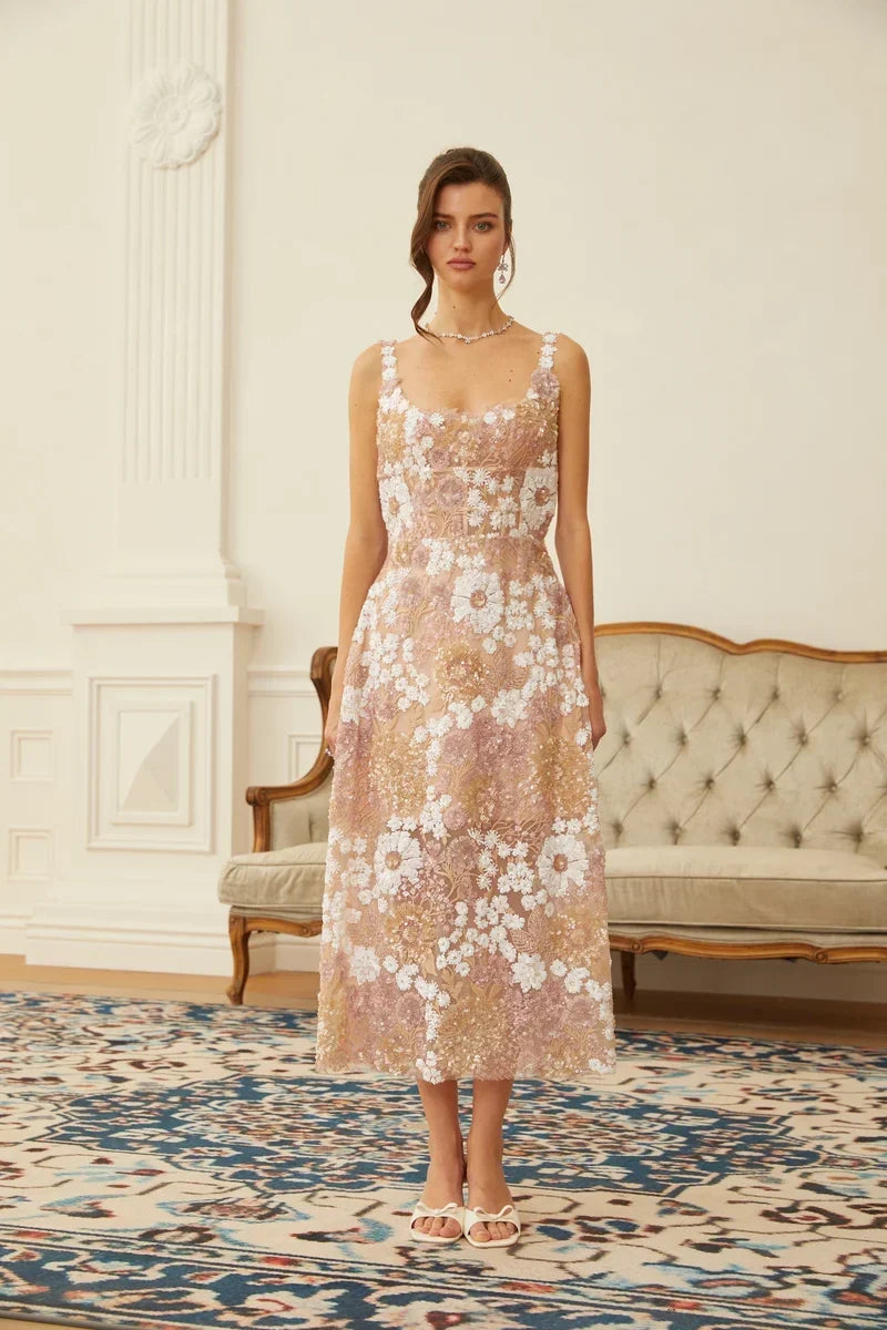 Vestido Midi em Tule Neutro com Brilho de Paetês e Detalhe Floral