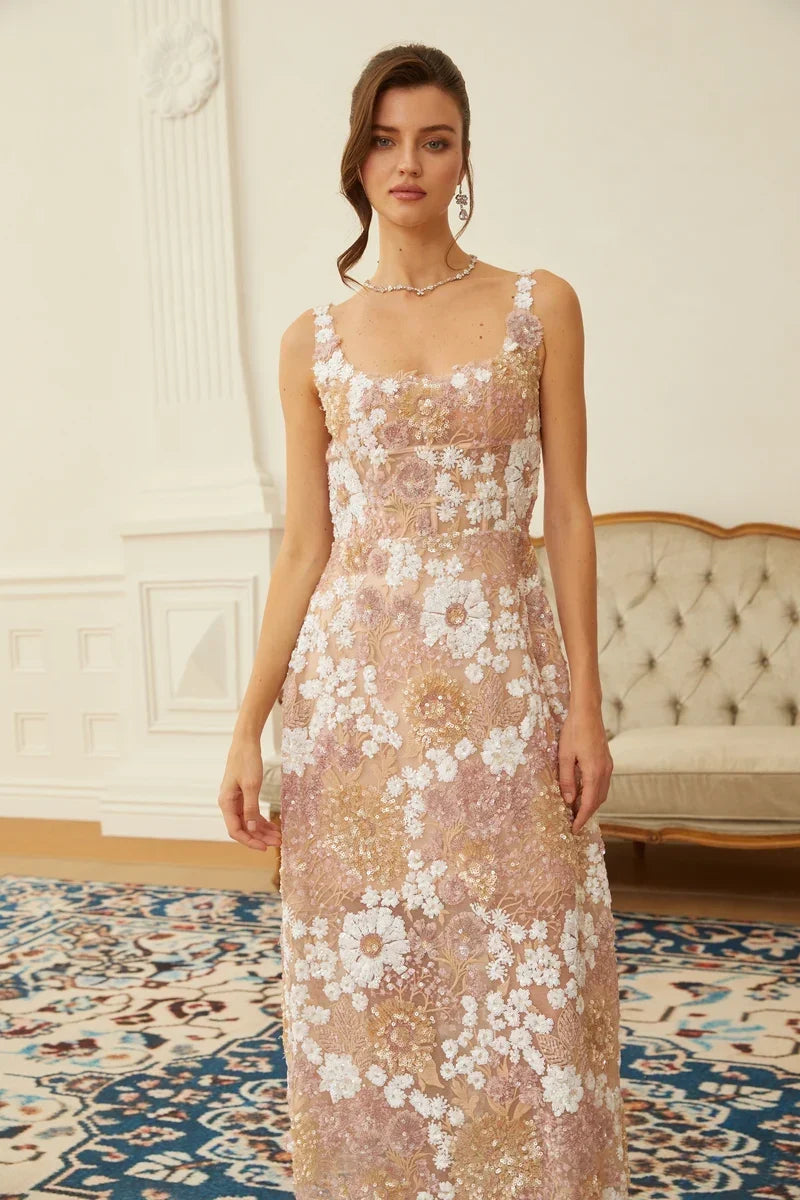 Vestido Midi em Tule Neutro com Brilho de Paetês e Detalhe Floral