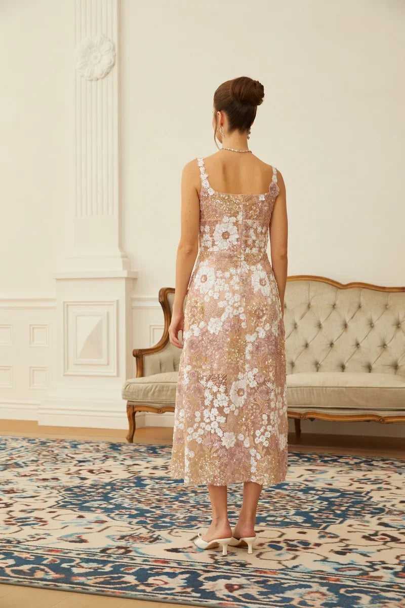 Vestido Midi em Tule Neutro com Brilho de Paetês e Detalhe Floral