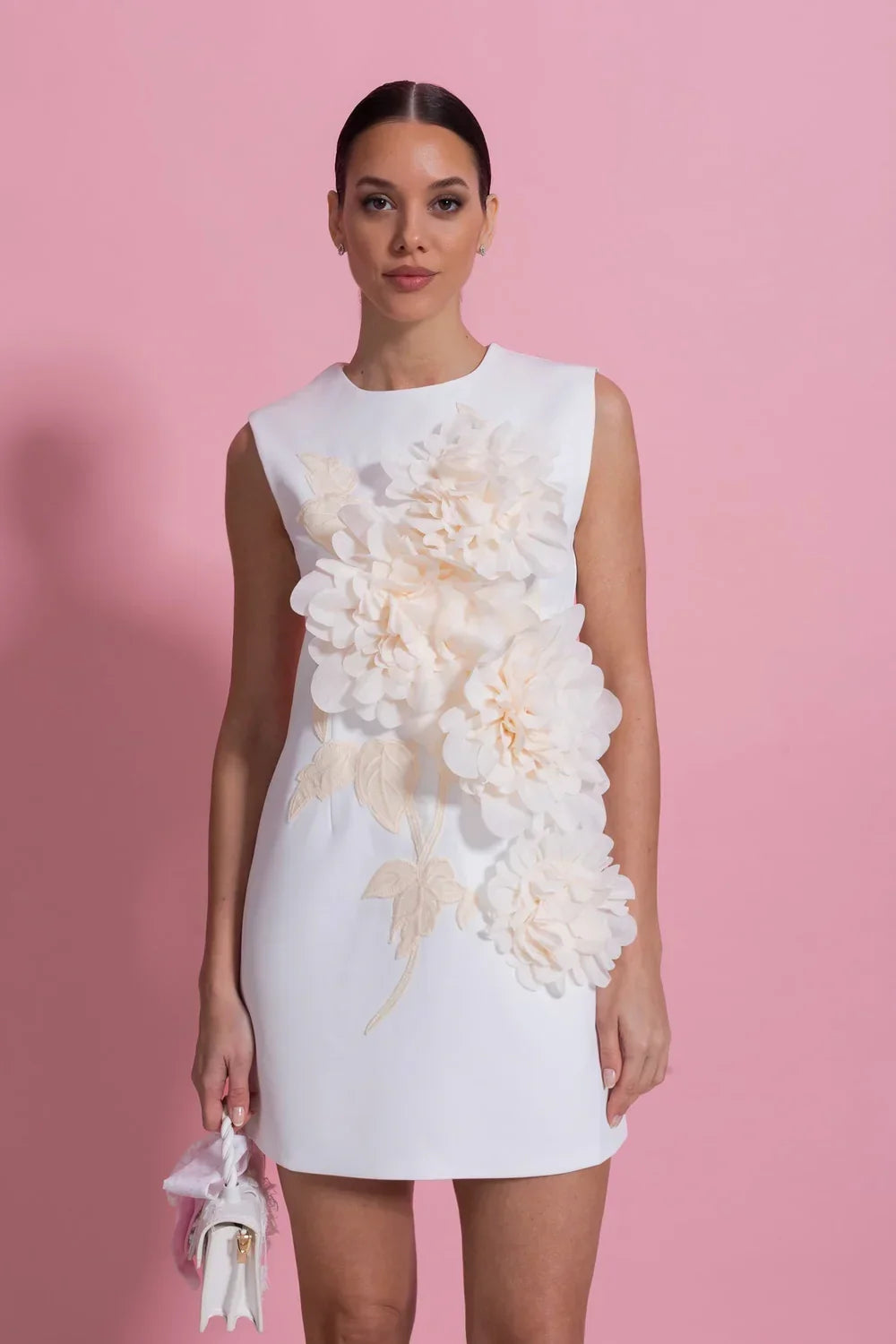 Vestido Curto Alfaiataria com Aplicações Florais em 3D – Exclusividade e Arte
