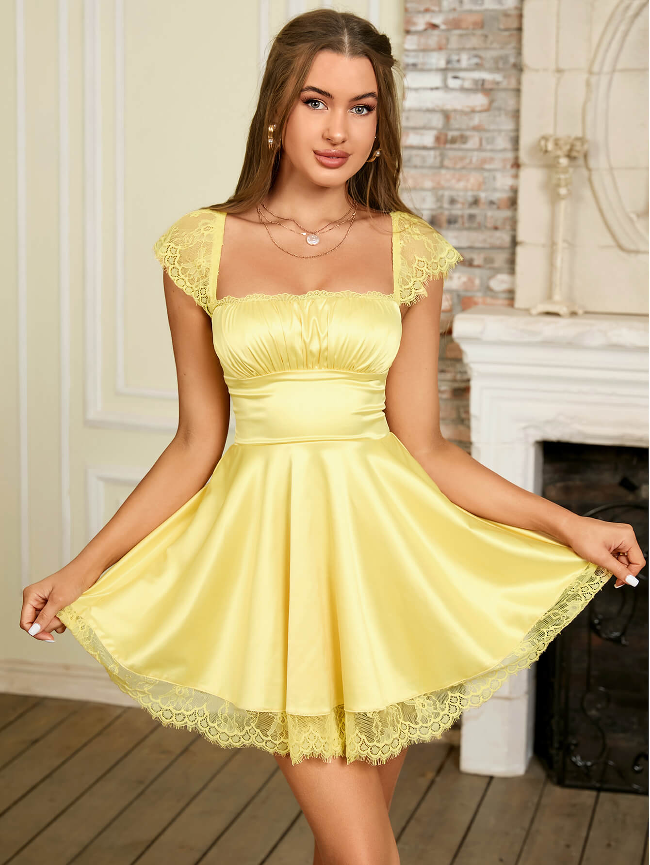 Lívia | Vestido Mini com Corpete Franzido, Babado e Saia Evasê