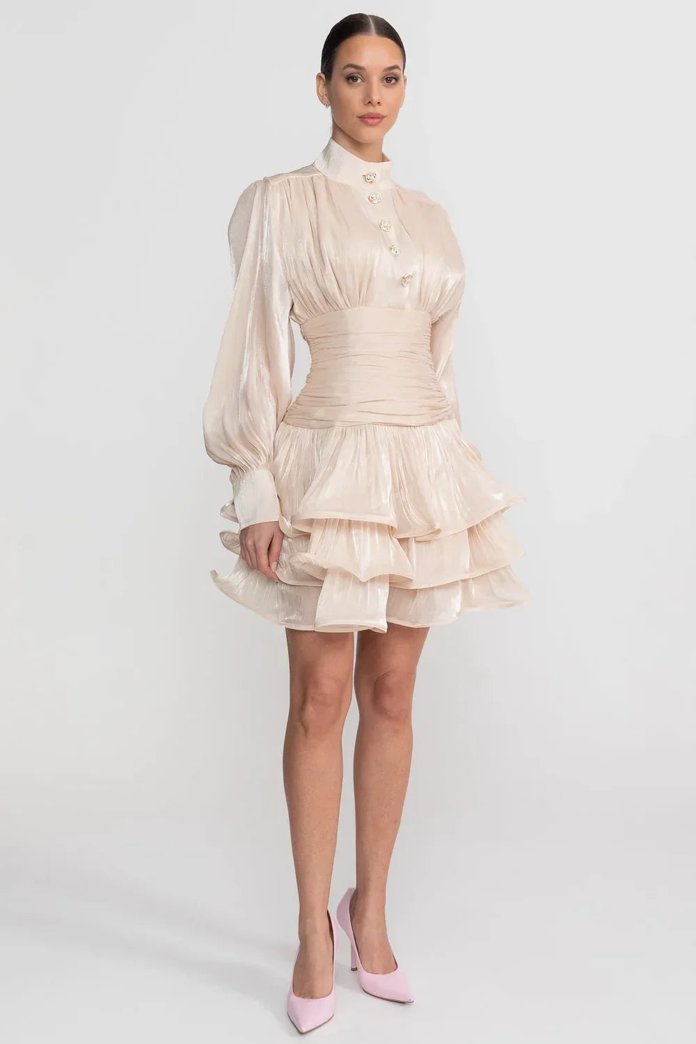 Vestido Curto Champagne Cetim Perolado – Elegância e Movimento