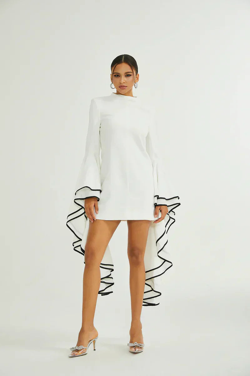 Tereza | Vestido Curto Branco em Alfaiataria com Manga Sino e Fita Preta