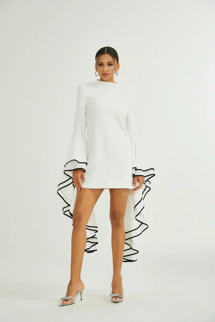 Tereza | Vestido Curto Branco em Alfaiataria com Manga Sino e Fita Preta