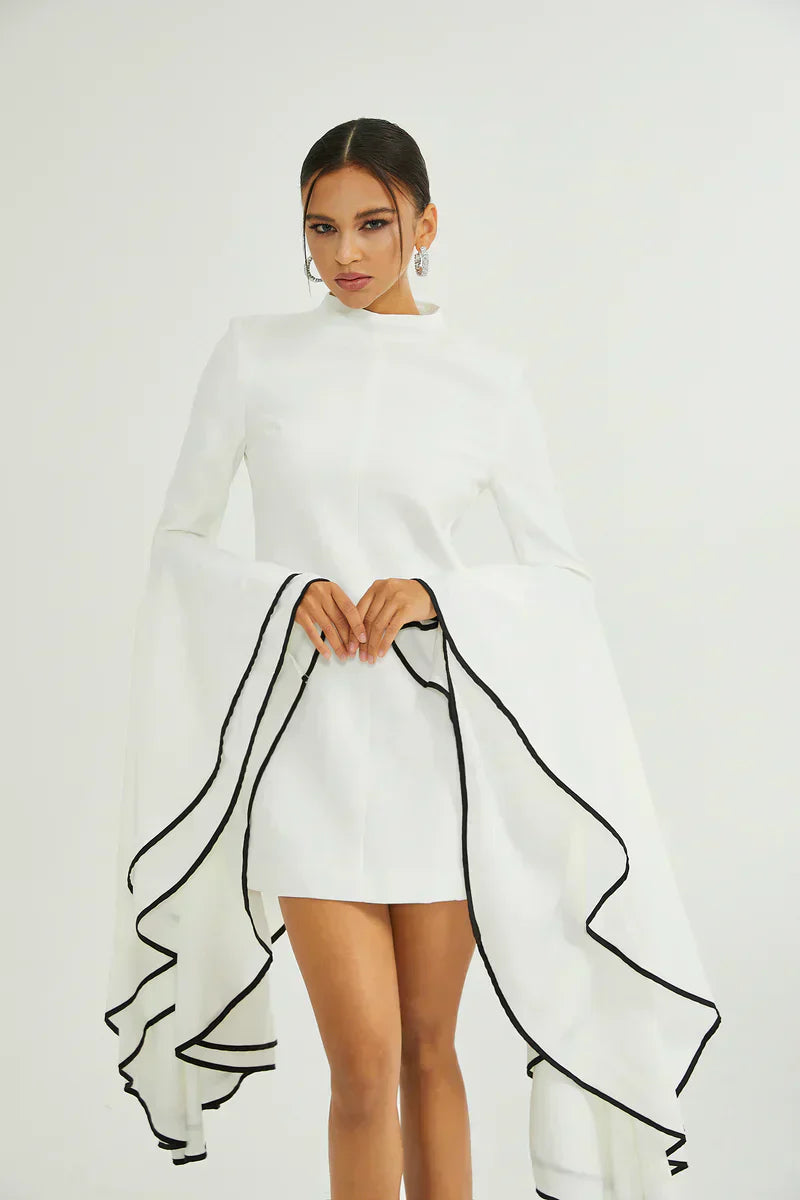 Tereza | Vestido Curto Branco em Alfaiataria com Manga Sino e Fita Preta