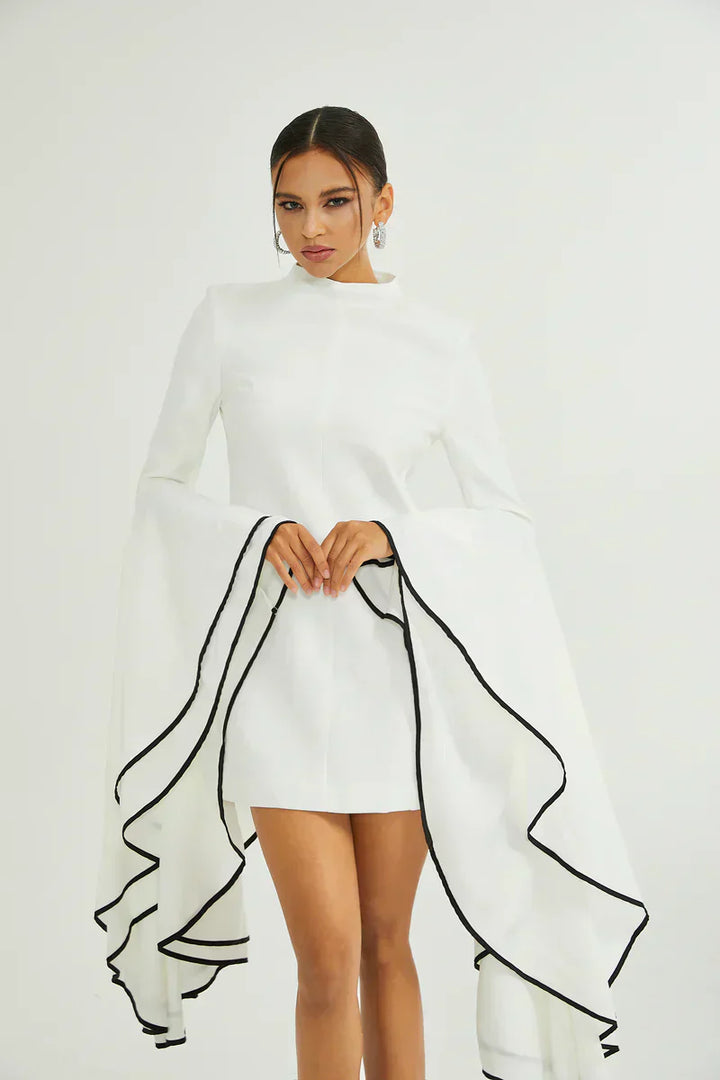 Tereza | Vestido Curto Branco em Alfaiataria com Manga Sino e Fita Preta