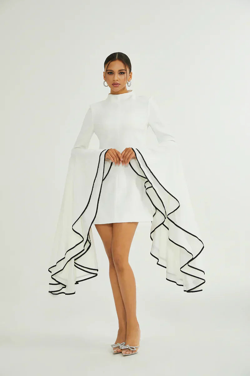 Tereza | Vestido Curto Branco em Alfaiataria com Manga Sino e Fita Preta