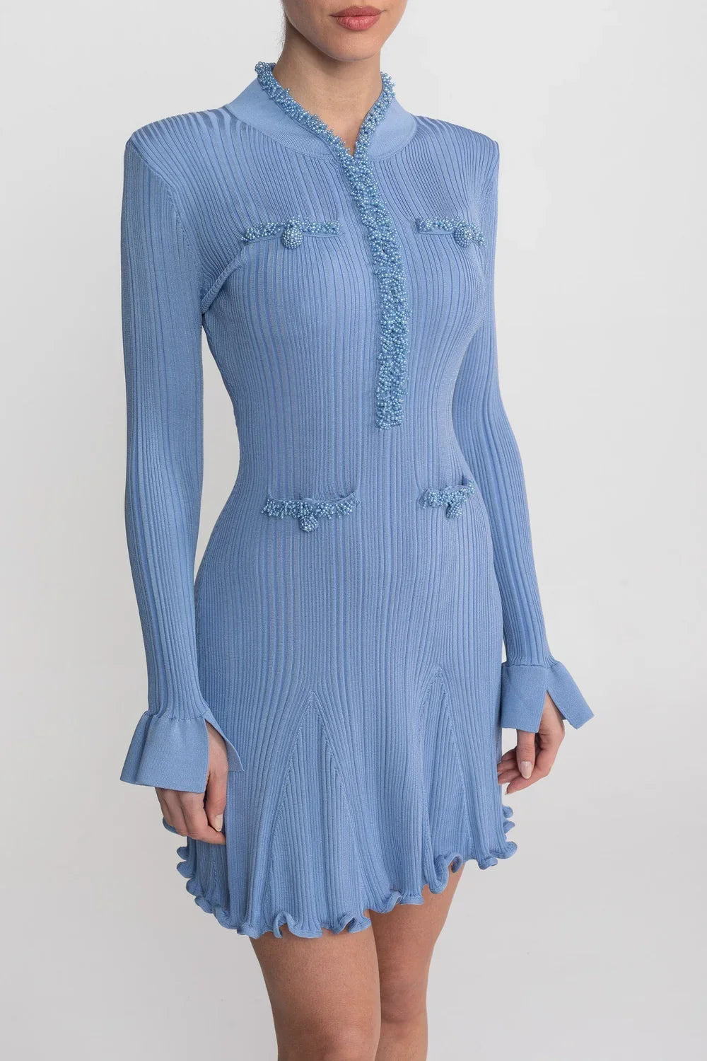 Vestido Curto Manga Longa com Acabamento de Pedraria e Punhos em Sino