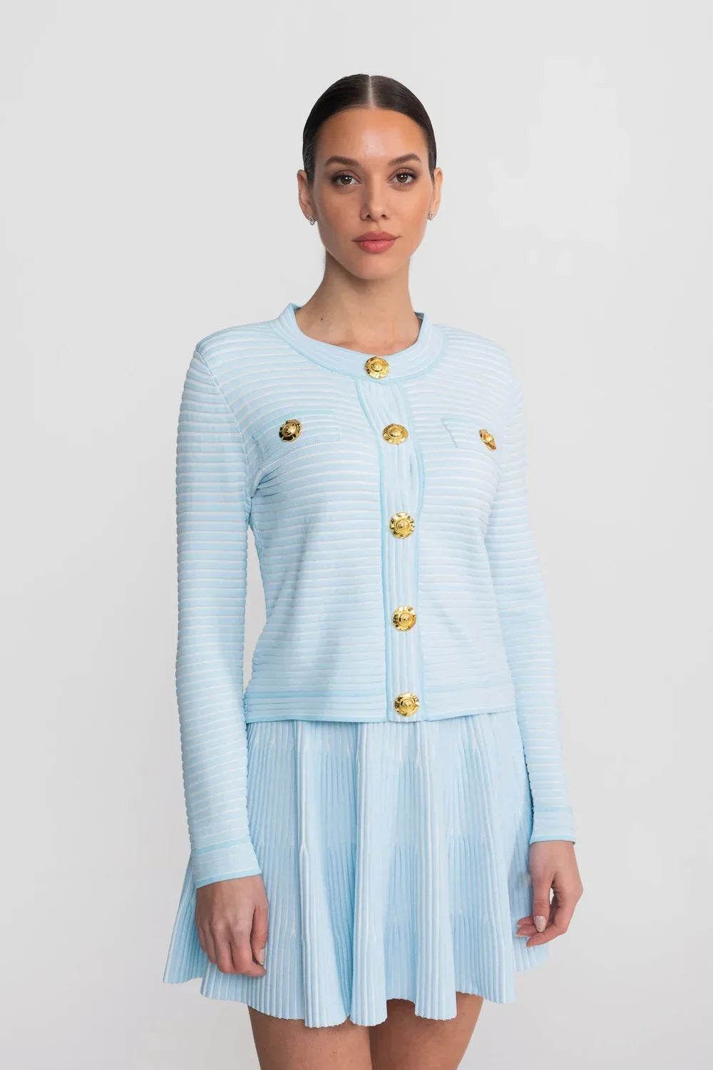 Conjunto em Tricô Estruturado -  Cardigan com Botões Dourados e Saia Plissada