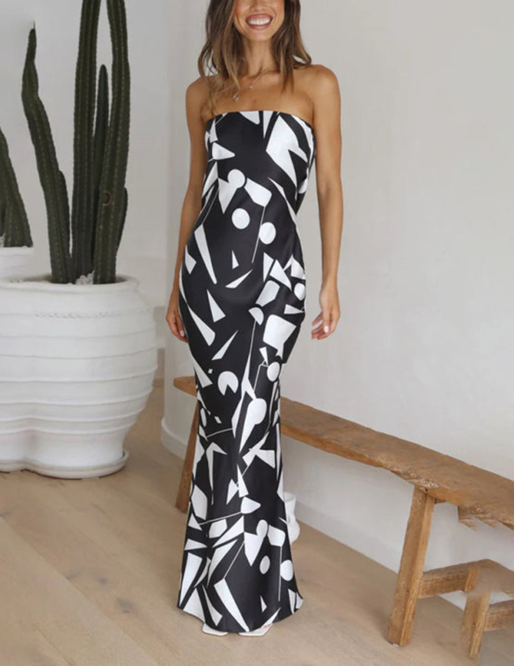 Arabela | Vestido Longo Floral Preto e Branco com Alças Finas e Corte Sereia