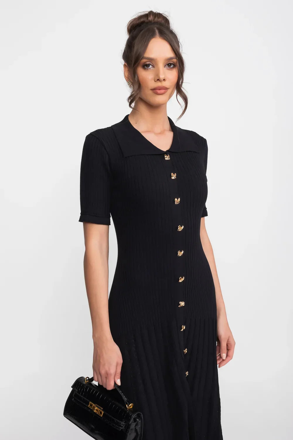 Vestido Midi em Tricô Canelado com Gola Boneca e Saia Plissada
