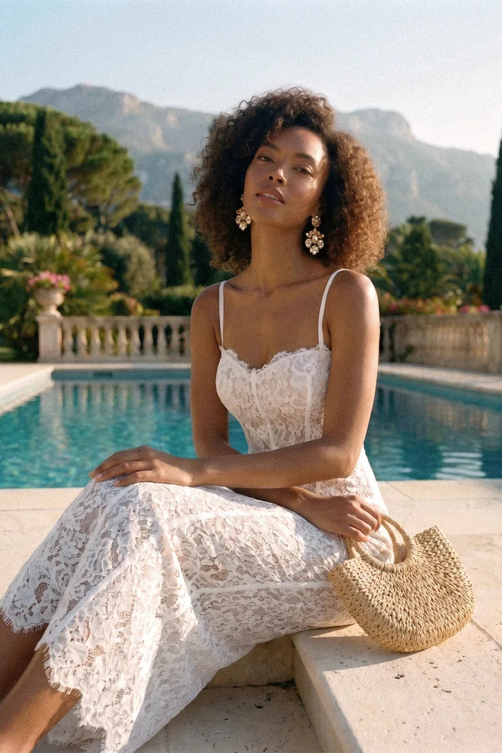 Vestido Longo Escultural com Decote Quadrado e Renda Nobre