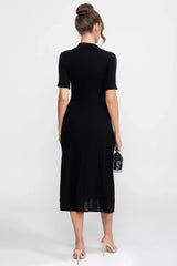 Vestido Midi em Tricô Canelado com Gola Boneca e Saia Plissada