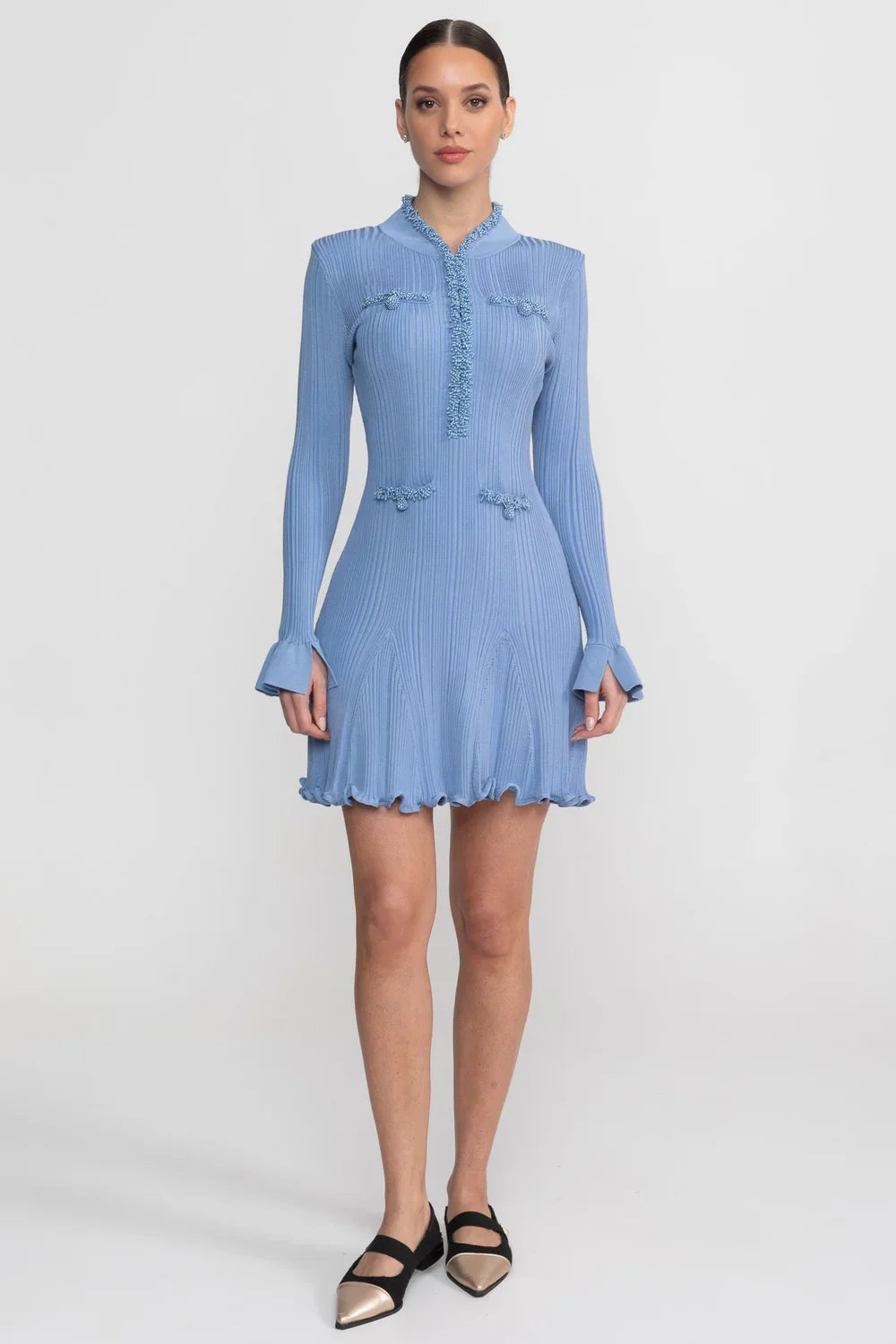 Vestido Curto Manga Longa com Acabamento de Pedraria e Punhos em Sino