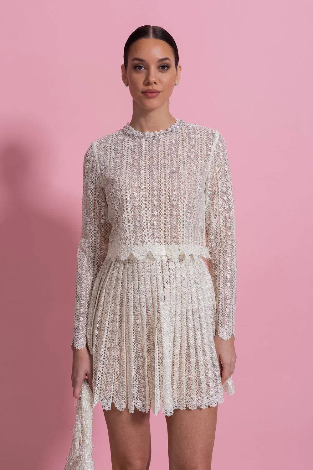 Vestido de Alta Alfaiataria em Renda com Detalhes Brilhantes