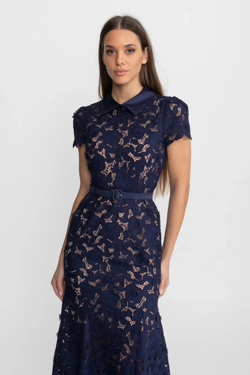 Vestido Sereia com Gola de Lapela, Flores em Relevo e Recortes Vazados