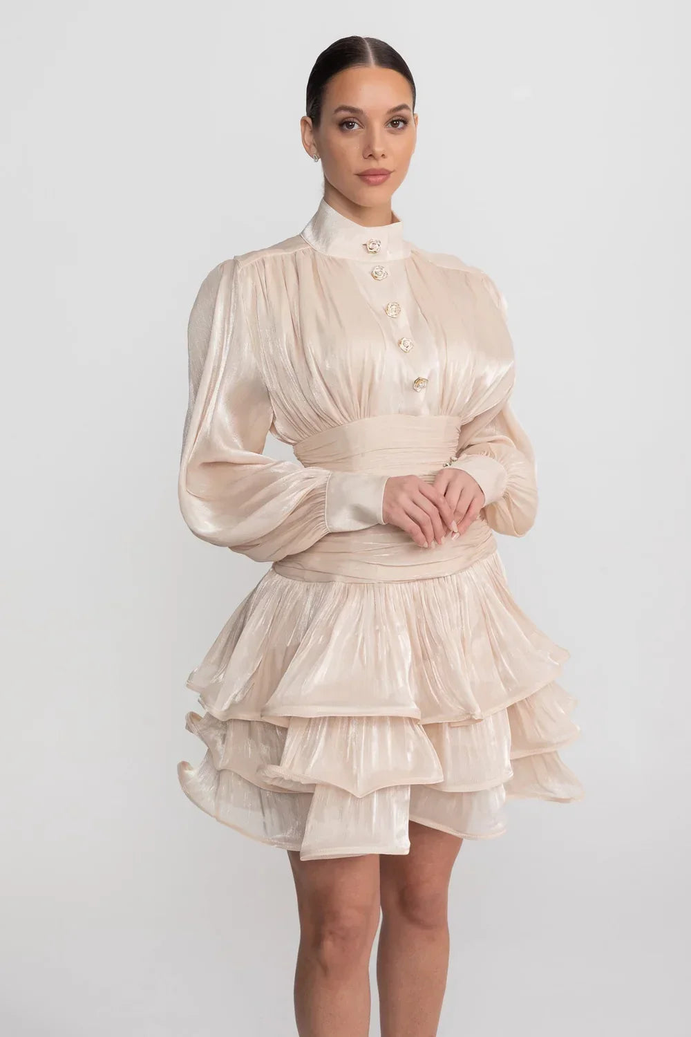 Vestido Curto Champagne Cetim Perolado – Elegância e Movimento