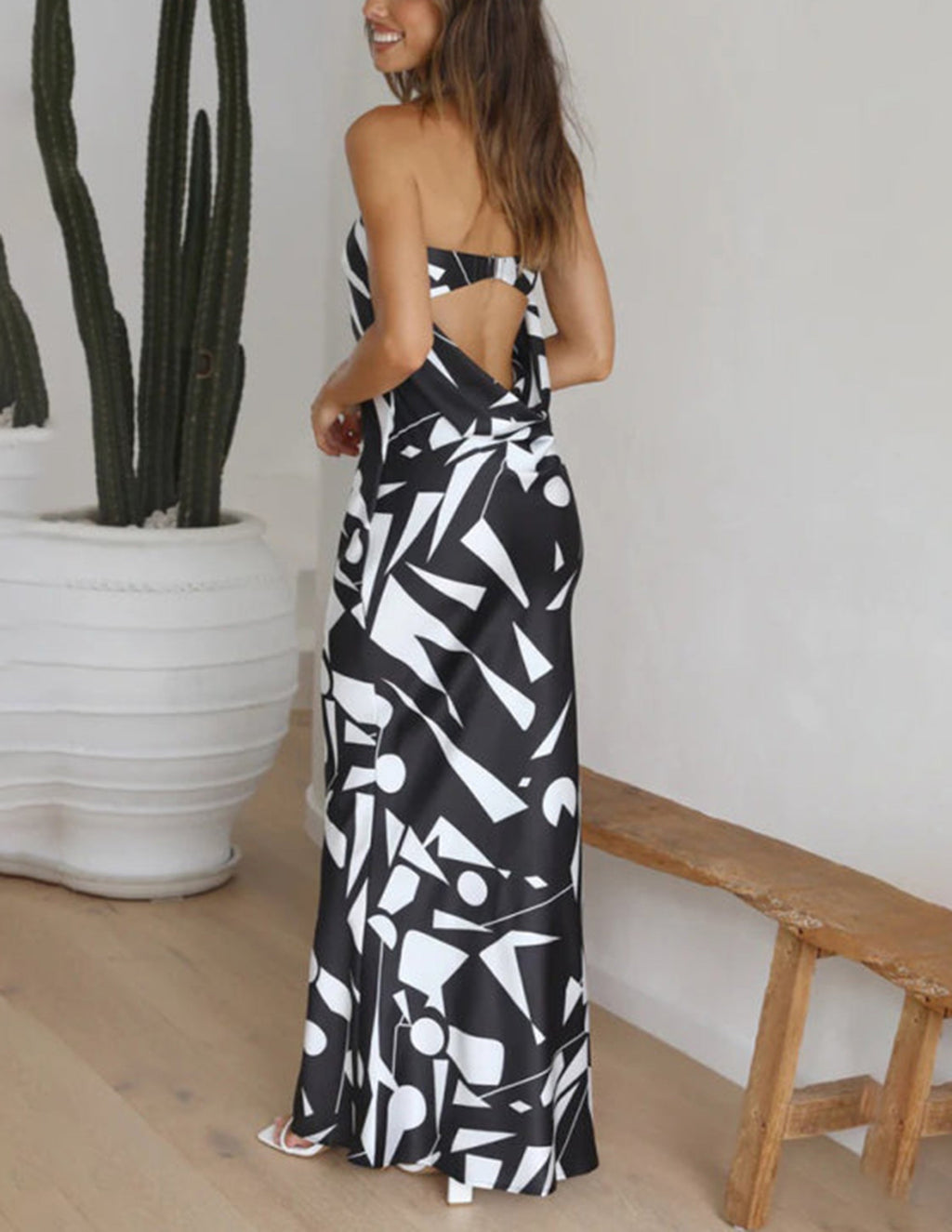 Arabela | Vestido Longo Floral Preto e Branco com Alças Finas e Corte Sereia