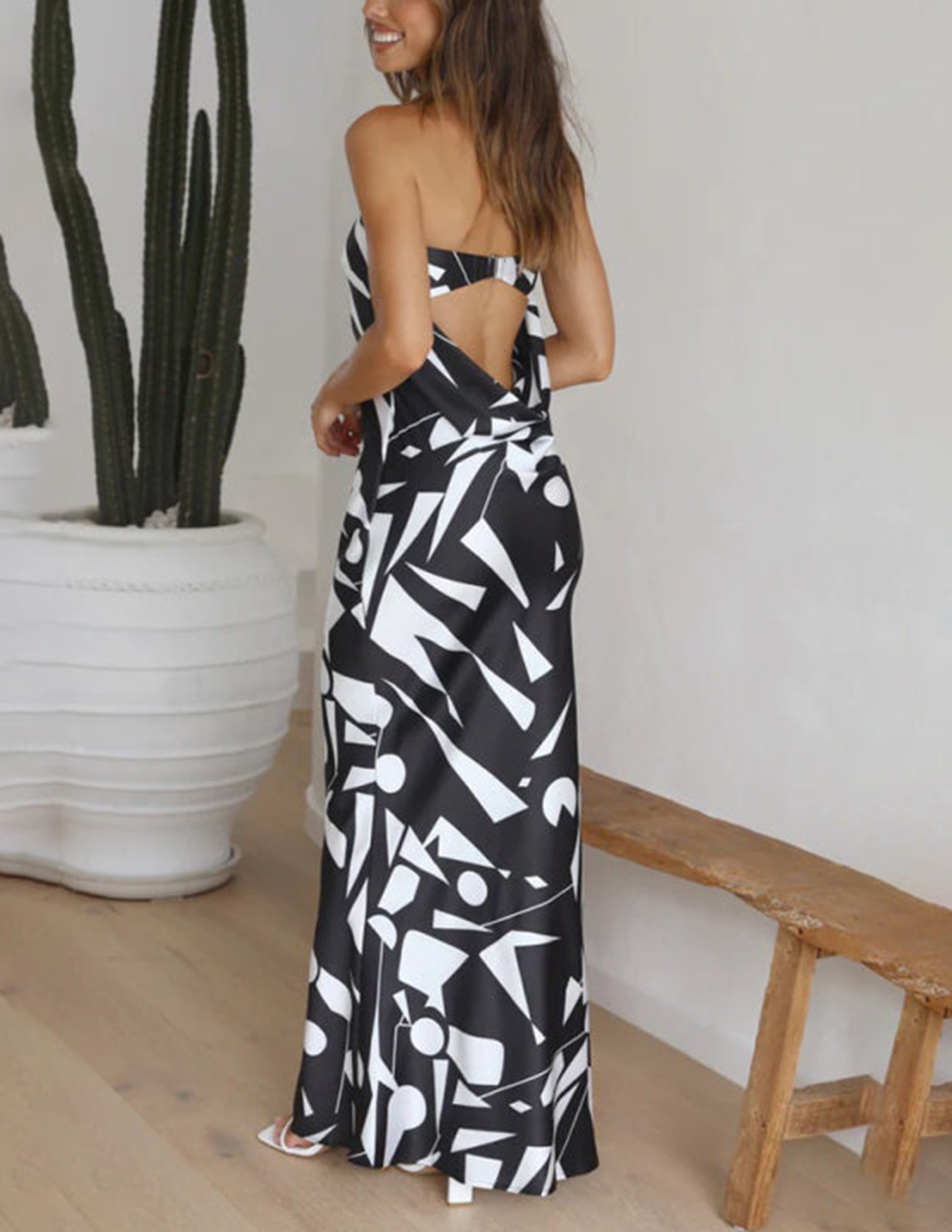 Arabela | Vestido Longo Floral Preto e Branco com Alças Finas e Corte Sereia