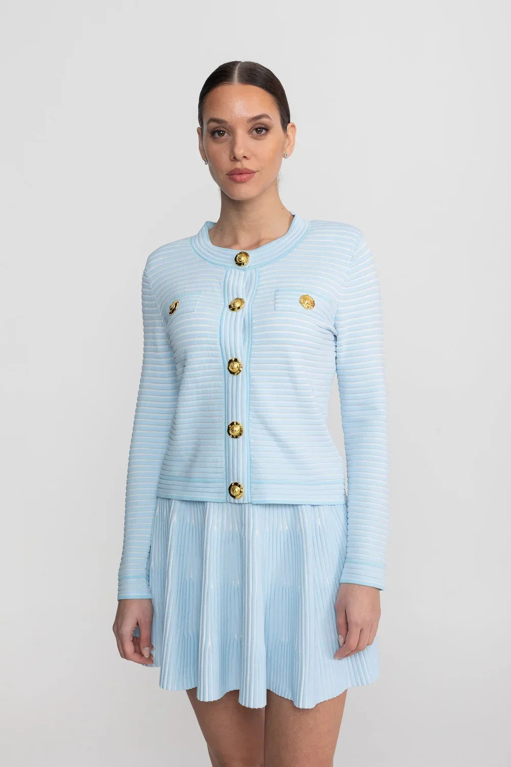 Conjunto em Tricô Estruturado -  Cardigan com Botões Dourados e Saia Plissada