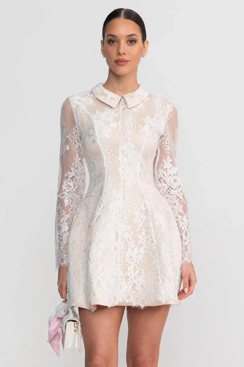 Vestido em Renda Trabalhada com Modelagem Estruturada e Gola Tradicional